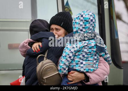 ©PHOTOPQR/VOIX DU NORD/Thierry Thorel ; 09/03/2022 ; Przemysl - le 9 mars 2022 - On estime a plus de 2 millions d'Ukrainiens ayant fuit la guerre dans leur pays , apres leur passage de la frontiere femmes, enfants majoritairement et personnes agees trouvent la solidarite des polonais mis en place dans un ancien supermarche - Photo : Thierry Thorel / La Voix du Nord - Przemysl, Poland, march 9th 2022 Ukrainian refugees are leaving their country Stock Photo