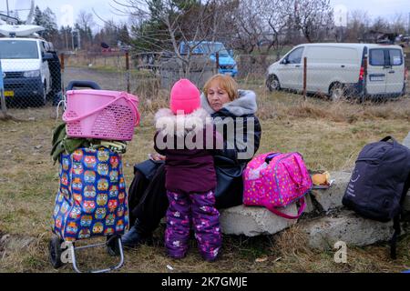 ©PHOTOPQR/VOIX DU NORD/Thierry Thorel ; 09/03/2022 ; Medyka - le 9 mars 2022 - On estime a plus de 2 millions d'Ukrainiens ayant fuit la guerre dans leur pays , ici a la frontiere polonaise des milliers de personnes majoritairement des femmes , enfants et personnes agees quittent leur pays en laissant une vie, une maison, un mari derriere eux - Photo : Thierry Thorel / La Voix du Nord Medyka, Poland, march 9th 2022 Ukrainian refugees are leaving their country Stock Photo