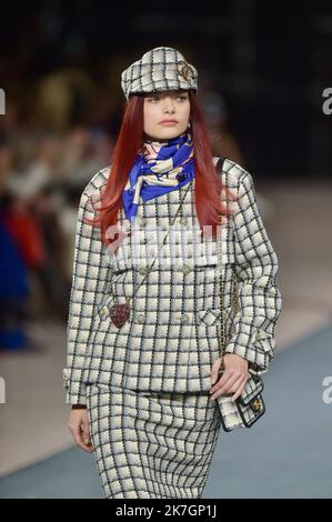 ©FRANCK CASTEL/MAXPPP - 07/03/2022 Chanel Runway Paris Fashion Week Womenswear F.W 2022.2023 PARIS, FRANCE MARCH 08 A model walks the runway during the Chanel Womenswear Fall Winter 2022.2023 show as part of Paris Fashion Week on March 08, 2022 in Paris, France. Stock Photo