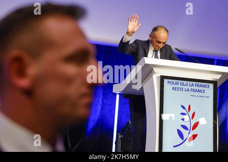 ©PHOTOPQR/LE PARISIEN/ARNAUD DUMONTIER ; Paris ; 10/04/2022 ; Paris, dimanche 10 avril 2022 - Maison de la Mutualité Premier tour des élections présidentielles 2022 - Eric Zemmour obtient 7% © Arnaud Dumontier pour Le Parisien French far-right party Reconquete! presidential candidate Eric Zemmour addresses party supporters in Paris on April 10, 2022, Stock Photo