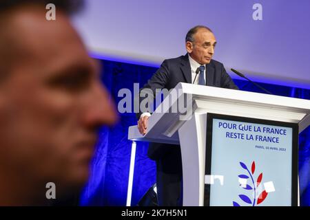 ©PHOTOPQR/LE PARISIEN/ARNAUD DUMONTIER ; Paris ; 10/04/2022 ; Paris, dimanche 10 avril 2022 - Maison de la Mutualité Premier tour des élections présidentielles 2022 - Eric Zemmour obtient 7% © Arnaud Dumontier pour Le Parisien French far-right party Reconquete! presidential candidate Eric Zemmour addresses party supporters in Paris on April 10, 2022, Stock Photo