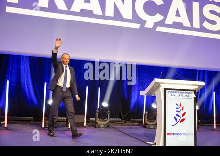 ©PHOTOPQR/LE PARISIEN/ARNAUD DUMONTIER ; Paris ; 10/04/2022 ; Paris, dimanche 10 avril 2022 - Maison de la Mutualité Premier tour des élections présidentielles 2022 - Eric Zemmour obtient 7% © Arnaud Dumontier pour Le Parisien French far-right party Reconquete! presidential candidate Eric Zemmour addresses party supporters in Paris on April 10, 2022, Stock Photo