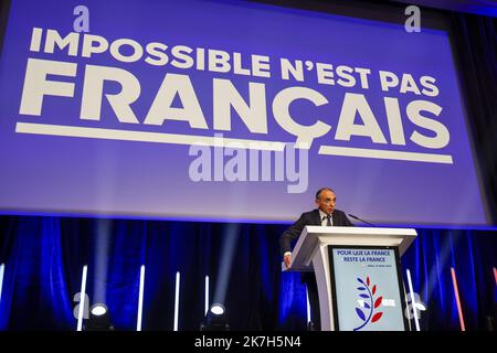 ©PHOTOPQR/LE PARISIEN/ARNAUD DUMONTIER ; Paris ; 10/04/2022 ; Paris, dimanche 10 avril 2022 - Maison de la Mutualité Premier tour des élections présidentielles 2022 - Eric Zemmour obtient 7% © Arnaud Dumontier pour Le Parisien French far-right party Reconquete! presidential candidate Eric Zemmour addresses party supporters in Paris on April 10, 2022, Stock Photo