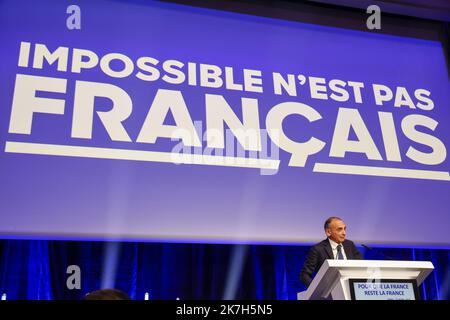 ©PHOTOPQR/LE PARISIEN/ARNAUD DUMONTIER ; Paris ; 10/04/2022 ; Paris, dimanche 10 avril 2022 - Maison de la Mutualité Premier tour des élections présidentielles 2022 - Eric Zemmour obtient 7% © Arnaud Dumontier pour Le Parisien French far-right party Reconquete! presidential candidate Eric Zemmour addresses party supporters in Paris on April 10, 2022, Stock Photo