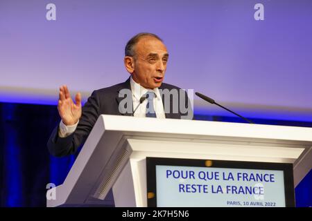 ©PHOTOPQR/LE PARISIEN/ARNAUD DUMONTIER ; Paris ; 10/04/2022 ; Paris, dimanche 10 avril 2022 - Maison de la Mutualité Premier tour des élections présidentielles 2022 - Eric Zemmour obtient 7% © Arnaud Dumontier pour Le Parisien French far-right party Reconquete! presidential candidate Eric Zemmour addresses party supporters in Paris on April 10, 2022, Stock Photo