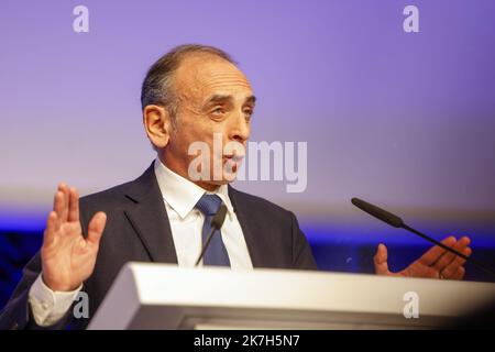 ©PHOTOPQR/LE PARISIEN/ARNAUD DUMONTIER ; Paris ; 10/04/2022 ; Paris, dimanche 10 avril 2022 - Maison de la Mutualité Premier tour des élections présidentielles 2022 - Eric Zemmour obtient 7% © Arnaud Dumontier pour Le Parisien French far-right party Reconquete! presidential candidate Eric Zemmour addresses party supporters in Paris on April 10, 2022, Stock Photo