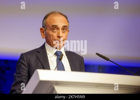 ©PHOTOPQR/LE PARISIEN/ARNAUD DUMONTIER ; Paris ; 10/04/2022 ; Paris, dimanche 10 avril 2022 - Maison de la Mutualité Premier tour des élections présidentielles 2022 - Eric Zemmour obtient 7% © Arnaud Dumontier pour Le Parisien French far-right party Reconquete! presidential candidate Eric Zemmour addresses party supporters in Paris on April 10, 2022, Stock Photo