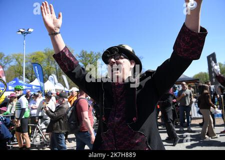 ©PHOTOPQR/VOIX DU NORD/PIERRE ROUANET ; 17/04/2022 ; Wallers Arenberg, le 17/04/2022. Course cycliste Paris Roubaix 2022, dans la trouee d'Arenberg (dreve des boules d'Herin). PHOTO PIERRE ROUANET LA VOIX DU NORD - Paris–Roubaix cycling race April 17, 2022  Stock Photo