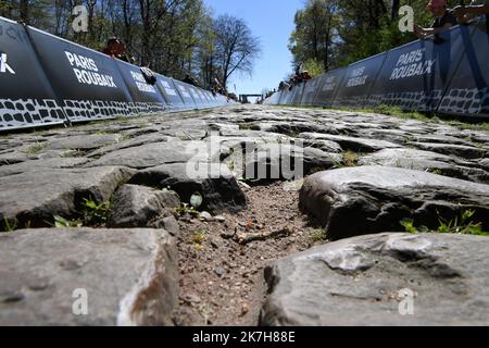 ©PHOTOPQR/VOIX DU NORD/PIERRE ROUANET ; 17/04/2022 ; Wallers Arenberg, le 17/04/2022. Course cycliste Paris Roubaix 2022, dans la trouee d'Arenberg (dreve des boules d'Herin). PHOTO PIERRE ROUANET LA VOIX DU NORD - Paris–Roubaix cycling race April 17, 2022  Stock Photo