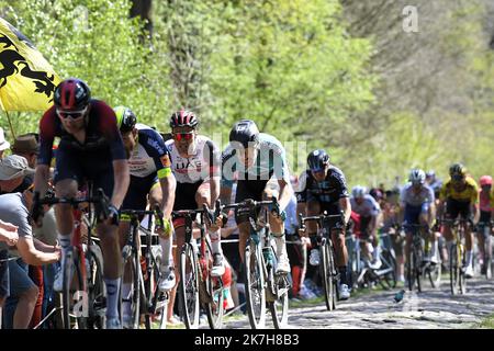 ©PHOTOPQR/VOIX DU NORD/PIERRE ROUANET ; 17/04/2022 ; Wallers Arenberg, le 17/04/2022. Course cycliste Paris Roubaix 2022, dans la trouee d'Arenberg (dreve des boules d'Herin). PHOTO PIERRE ROUANET LA VOIX DU NORD Stock Photo