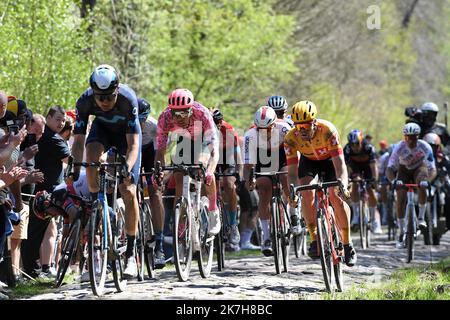 ©PHOTOPQR/VOIX DU NORD/PIERRE ROUANET ; 17/04/2022 ; Wallers Arenberg, le 17/04/2022. Course cycliste Paris Roubaix 2022, dans la trouee d'Arenberg (dreve des boules d'Herin). PHOTO PIERRE ROUANET LA VOIX DU NORD Stock Photo