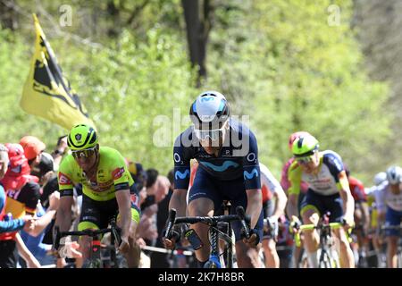 ©PHOTOPQR/VOIX DU NORD/PIERRE ROUANET ; 17/04/2022 ; Wallers Arenberg, le 17/04/2022. Course cycliste Paris Roubaix 2022, dans la trouee d'Arenberg (dreve des boules d'Herin). Movistar. PHOTO PIERRE ROUANET LA VOIX DU NORD Stock Photo