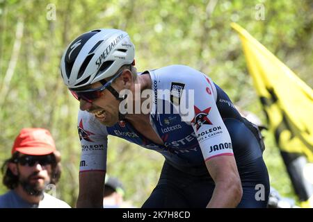 ©PHOTOPQR/VOIX DU NORD/PIERRE ROUANET ; 17/04/2022 ; Wallers Arenberg, le 17/04/2022. Course cycliste Paris Roubaix 2022, dans la trouee d'Arenberg (dreve des boules d'Herin). Declercq. PHOTO PIERRE ROUANET LA VOIX DU NORD - Paris–Roubaix cycling race April 17, 2022  Stock Photo