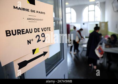 ©PHOTOPQR/LE PARISIEN/Jean-Baptiste Quentin ; Paris ; 24/04/2022 ; Lycée Erik Satie, 14eme arrondissement Illustration vote, bureau de vote, carte électeur, urne, enveloppe, isoloir, - Atmosphere 2nd round of french presidential election between Emmanuel-Macron and Marine-le-Pen  Stock Photo