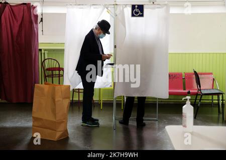 ©PHOTOPQR/LE PARISIEN/Jean-Baptiste Quentin ; Paris ; 24/04/2022 ; Lycée Erik Satie, 14eme arrondissement Illustration vote, bureau de vote, carte électeur, urne, enveloppe, isoloir, - Atmosphere 2nd round of french presidential election between Emmanuel-Macron and Marine-le-Pen  Stock Photo