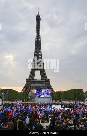 ©Sebastien Muylaert/MAXPPP - Paris 24/04/2022 Supporters react after the victory of French President and La Republique en Marche (LREM) party candidate for re-election Emmanuel Macron in France's presidential election, at the Champ de Mars, in Paris. 24.04.2022 Stock Photo