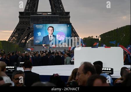 ©Julien Mattia / Le Pictorium/MAXPPP - Paris 25/04/2022 Julien Mattia / Le Pictorium - 25/4/2022 - France / Ile-de-France / Paris - Ambiance festive a la soiree Electorale du President de la Republique, Emmanuel Macron au Champs de Mars , a Paris le 24 Avril 2022. / 25/4/2022 - France / Ile-de-France (region) / Paris - Festive atmosphere at the Electoral evening of the President of the Republic, Emmanuel Macron at the Champs de Mars in Paris on April 24, 2022. Stock Photo