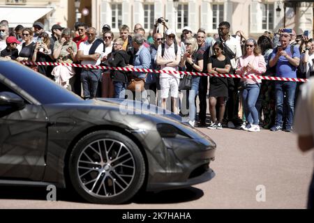 ©PHOTOPQR/NICE MATIN/Dylan Meiffret ; Monaco ; 25/04/2022 ; Presentation sur la place du palais d'une voiture 'oeuvre d'art' signee de l'artiste Bernard Bezzina, en presence du Prince Albert II et de l'artiste lui-meme (veste verte). papier Cedric VERANY - Presentation on the Place du Palais of a car 'work of art' signed by the artist Bernard Bezzina, in the presence of Prince Albert II and the artist himself MONACO APRIL 25, 2022  Stock Photo