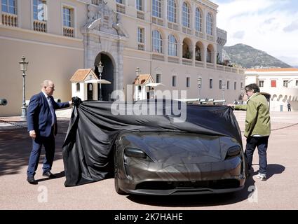 ©PHOTOPQR/NICE MATIN/Dylan Meiffret ; Monaco ; 25/04/2022 ; Presentation sur la place du palais d'une voiture 'oeuvre d'art' signee de l'artiste Bernard Bezzina, en presence du Prince Albert II et de l'artiste lui-meme (veste verte). papier Cedric VERANY - Presentation on the Place du Palais of a car 'work of art' signed by the artist Bernard Bezzina, in the presence of Prince Albert II and the artist himself MONACO APRIL 25, 2022  Stock Photo