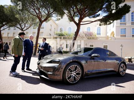 ©PHOTOPQR/NICE MATIN/Dylan Meiffret ; Monaco ; 25/04/2022 ; Presentation sur la place du palais d'une voiture 'oeuvre d'art' signee de l'artiste Bernard Bezzina, en presence du Prince Albert II et de l'artiste lui-meme (veste verte). papier Cedric VERANY - Presentation on the Place du Palais of a car 'work of art' signed by the artist Bernard Bezzina, in the presence of Prince Albert II and the artist himself MONACO APRIL 25, 2022  Stock Photo