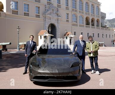 ©PHOTOPQR/NICE MATIN/Dylan Meiffret ; Monaco ; 25/04/2022 ; Presentation sur la place du palais d'une voiture 'oeuvre d'art' signee de l'artiste Bernard Bezzina, en presence du Prince Albert II et de l'artiste lui-meme (veste verte). papier Cedric VERANY - Presentation on the Place du Palais of a car 'work of art' signed by the artist Bernard Bezzina, in the presence of Prince Albert II and the artist himself MONACO APRIL 25, 2022  Stock Photo