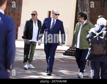 ©PHOTOPQR/NICE MATIN/Dylan Meiffret ; Monaco ; 25/04/2022 ; Presentation sur la place du palais d'une voiture 'oeuvre d'art' signee de l'artiste Bernard Bezzina, en presence du Prince Albert II et de l'artiste lui-meme (veste verte). papier Cedric VERANY - Presentation on the Place du Palais of a car 'work of art' signed by the artist Bernard Bezzina, in the presence of Prince Albert II and the artist himself MONACO APRIL 25, 2022  Stock Photo