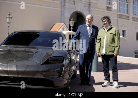 ©PHOTOPQR/NICE MATIN/Dylan Meiffret ; Monaco ; 25/04/2022 ; Presentation sur la place du palais d'une voiture 'oeuvre d'art' signee de l'artiste Bernard Bezzina, en presence du Prince Albert II et de l'artiste lui-meme (veste verte). papier Cedric VERANY - Presentation on the Place du Palais of a car 'work of art' signed by the artist Bernard Bezzina, in the presence of Prince Albert II and the artist himself MONACO APRIL 25, 2022  Stock Photo