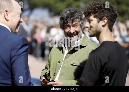 ©PHOTOPQR/NICE MATIN/Dylan Meiffret ; Monaco ; 25/04/2022 ; Presentation sur la place du palais d'une voiture 'oeuvre d'art' signee de l'artiste Bernard Bezzina, en presence du Prince Albert II et de l'artiste lui-meme (veste verte). papier Cedric VERANY - Presentation on the Place du Palais of a car 'work of art' signed by the artist Bernard Bezzina, in the presence of Prince Albert II and the artist himself MONACO APRIL 25, 2022  Stock Photo