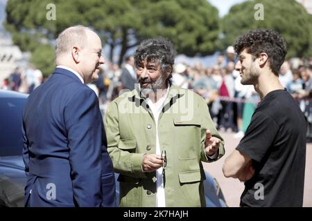 ©PHOTOPQR/NICE MATIN/Dylan Meiffret ; Monaco ; 25/04/2022 ; Presentation sur la place du palais d'une voiture 'oeuvre d'art' signee de l'artiste Bernard Bezzina, en presence du Prince Albert II et de l'artiste lui-meme (veste verte). papier Cedric VERANY - Presentation on the Place du Palais of a car 'work of art' signed by the artist Bernard Bezzina, in the presence of Prince Albert II and the artist himself MONACO APRIL 25, 2022  Stock Photo