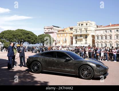 ©PHOTOPQR/NICE MATIN/Dylan Meiffret ; Monaco ; 25/04/2022 ; Presentation sur la place du palais d'une voiture 'oeuvre d'art' signee de l'artiste Bernard Bezzina, en presence du Prince Albert II et de l'artiste lui-meme (veste verte). papier Cedric VERANY - Presentation on the Place du Palais of a car 'work of art' signed by the artist Bernard Bezzina, in the presence of Prince Albert II and the artist himself MONACO APRIL 25, 2022  Stock Photo