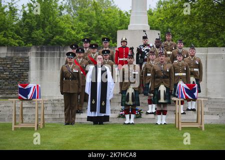 ©PHOTOPQR/VOIX DU NORD/COURBE ; 05/05/2022 ; CEREMONIE ORGANISEE PAR LE CWGC D'INHUMATION DE DEUX SOLDATS BRITANNIQUES DE LA 1ERE GUERRE MONDIALE TROUVES SUR LE CHANTIER DE L'HÔPITAL WILLIAM JOHNSTON DES ROYAL SCOTS FUSILIERS ET UN SOLDAT INCONNU DU EAST YORKSHIRE REGIMENT AU LOOS BRITISH CEMETERY. LOOS EN GOHELLE LE 5 MAI 2022. PHOTO SEVERINE COURBE LA VOIX DU NORD - Two Britsh First World War soldiers laid to rest at CWGC Loos British Cemetery. May 5, 2022 Loos en Gohelle, France  Stock Photo