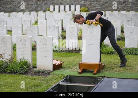 ©PHOTOPQR/VOIX DU NORD/COURBE ; 05/05/2022 ; CEREMONIE ORGANISEE PAR LE CWGC D'INHUMATION DE DEUX SOLDATS BRITANNIQUES DE LA 1ERE GUERRE MONDIALE TROUVES SUR LE CHANTIER DE L'HÔPITAL WILLIAM JOHNSTON DES ROYAL SCOTS FUSILIERS ET UN SOLDAT INCONNU DU EAST YORKSHIRE REGIMENT AU LOOS BRITISH CEMETERY. LOOS EN GOHELLE LE 5 MAI 2022. PHOTO SEVERINE COURBE LA VOIX DU NORD - Two Britsh First World War soldiers laid to rest at CWGC Loos British Cemetery. May 5, 2022 Loos en Gohelle, France  Stock Photo