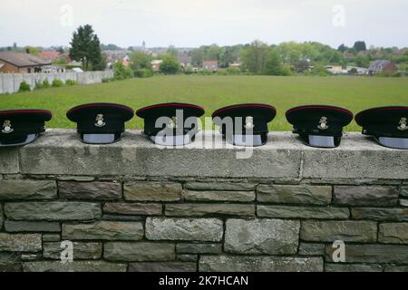 ©PHOTOPQR/VOIX DU NORD/COURBE ; 05/05/2022 ; CEREMONIE ORGANISEE PAR LE CWGC D'INHUMATION DE DEUX SOLDATS BRITANNIQUES DE LA 1ERE GUERRE MONDIALE TROUVES SUR LE CHANTIER DE L'HÔPITAL WILLIAM JOHNSTON DES ROYAL SCOTS FUSILIERS ET UN SOLDAT INCONNU DU EAST YORKSHIRE REGIMENT AU LOOS BRITISH CEMETERY. LOOS EN GOHELLE LE 5 MAI 2022. - Two Britsh First World War soldiers laid to rest at CWGC Loos British Cemetery. May 5, 2022 Loos en Gohelle, France  Stock Photo