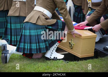 ©PHOTOPQR/VOIX DU NORD/COURBE ; 05/05/2022 ; CEREMONIE ORGANISEE PAR LE CWGC D'INHUMATION DE DEUX SOLDATS BRITANNIQUES DE LA 1ERE GUERRE MONDIALE TROUVES SUR LE CHANTIER DE L'HÔPITAL WILLIAM JOHNSTON DES ROYAL SCOTS FUSILIERS ET UN SOLDAT INCONNU DU EAST YORKSHIRE REGIMENT AU LOOS BRITISH CEMETERY. LOOS EN GOHELLE LE 5 MAI 2022. PHOTO SEVERINE COURBE LA VOIX DU NORD - Two Britsh First World War soldiers laid to rest at CWGC Loos British Cemetery. May 5, 2022 Loos en Gohelle, France  Stock Photo