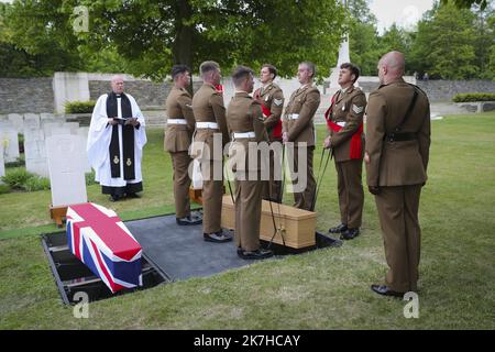 ©PHOTOPQR/VOIX DU NORD/COURBE ; 05/05/2022 ; CEREMONIE ORGANISEE PAR LE CWGC D'INHUMATION DE DEUX SOLDATS BRITANNIQUES DE LA 1ERE GUERRE MONDIALE TROUVES SUR LE CHANTIER DE L'HÔPITAL WILLIAM JOHNSTON DES ROYAL SCOTS FUSILIERS ET UN SOLDAT INCONNU DU EAST YORKSHIRE REGIMENT AU LOOS BRITISH CEMETERY. LOOS EN GOHELLE LE 5 MAI 2022. PHOTO SEVERINE COURBE LA VOIX DU NORD - Two Britsh First World War soldiers laid to rest at CWGC Loos British Cemetery. May 5, 2022 Loos en Gohelle, France  Stock Photo