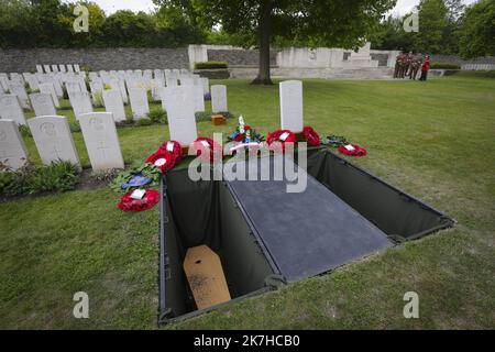 ©PHOTOPQR/VOIX DU NORD/COURBE ; 05/05/2022 ; CEREMONIE ORGANISEE PAR LE CWGC D'INHUMATION DE DEUX SOLDATS BRITANNIQUES DE LA 1ERE GUERRE MONDIALE TROUVES SUR LE CHANTIER DE L'HÔPITAL WILLIAM JOHNSTON DES ROYAL SCOTS FUSILIERS ET UN SOLDAT INCONNU DU EAST YORKSHIRE REGIMENT AU LOOS BRITISH CEMETERY. LOOS EN GOHELLE LE 5 MAI 2022. PHOTO SEVERINE COURBE LA VOIX DU NORD - Two Britsh First World War soldiers laid to rest at CWGC Loos British Cemetery. May 5, 2022 Loos en Gohelle, France  Stock Photo