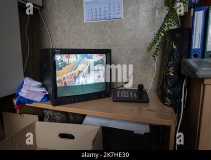 ©Sadak Souici / Le Pictorium/MAXPPP - Kiev 19/04/2022 Sadak Souici / Le Pictorium - 19/4/2022 - Ukraine / Kiev / Kiev - Une camera de surveillance dans la gare de Kyiv, a l'interieur du bureau d'information. Kyiv, Ukraine: 18 avril 2022 / 19/4/2022 - Ukraine / Kyiv / Kyiv - Une camera de surveillance dans la gare de Kyiv, a l'interieur du bureau d'information. Kyiv, Ukraine: 18 avril 2022 Stock Photo