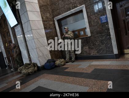 ©Sadak Souici / Le Pictorium/MAXPPP - Kiev 19/04/2022 Sadak Souici / Le Pictorium - 19/4/2022 - Ukraine / Kiev / Kiev - En plus de l'aide humanitaire et du transport de refugies, la compagnie nationale transporte aussi les soldats et les soutien militaire au front de l'est du pays. Kyiv, Ukraine: 18 avril 2022 / 19/4/2022 - Ukraine / Kyiv / Kyiv - In addition to humanitarian aid and refugee transport, the national company also transports soldiers and military support to the eastern front of the country. Kyiv, Ukraine: April 18, 2022 Stock Photo