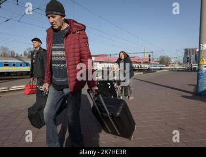 ©Sadak Souici / Le Pictorium/MAXPPP - Kiev 19/04/2022 Sadak Souici / Le Pictorium - 19/4/2022 - Ukraine / Kiev / Kiev - Le mot d'ordre passe au personnel de l'Ukrzaliznytsia lors des evacuations fut clair: une attention toute particuliere doit etre donnee aux enfants et aux personnes vulnerables. Des passagers s'appretent a embarquer dans un train a la gare de Kyiv. Kyiv, Ukraine: 15 avril 2022 / 19/4/2022 - Ukraine / Kyiv / Kyiv - The order given to the staff of Ukrzaliznytsia during the evacuations was clear: special attention must be given to children and vulnerable people. Passengers prepa Stock Photo