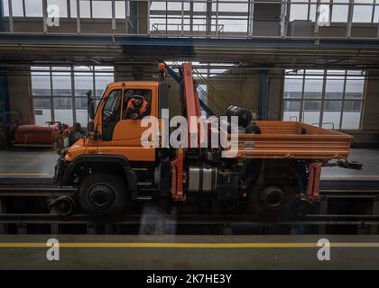 ©Sadak Souici / Le Pictorium/MAXPPP - Kiev 19/04/2022 Sadak Souici / Le Pictorium - 19/4/2022 - Ukraine / Kiev / Kiev - Un vehicule rail-route charge de la maintenance, dans un depot de l'Ukrzaliznytsia. Kyiv, Ukraine: 18 avril 2022 / 19/4/2022 - Ukraine / Kyiv / Kyiv - A road-rail vehicle in charge of maintenance, in a depot of Ukrzaliznytsia. Kyiv, Ukraine: April 18, 2022 Stock Photo