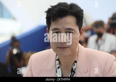 ©PHOTOPQR/NICE MATIN/Patrice Lapoirie ; Cannes ; 19/05/2022 ; South-Korean actor Jung Woo-sung flashes the victory sign during a photocall for the film 'Hunt' at the 75th edition of the Cannes Film Festival in Cannes, southern France, on May 19, 2022. Stock Photo