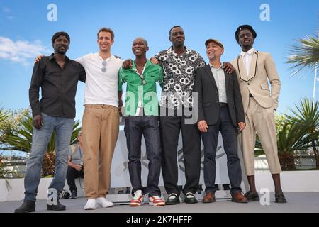 ©PHOTOPQR/LE PARISIEN/Fred Dugit ; Cannes ; 19/05/2022 ; Cuture / Cinéma Palais des festival à Cannes (06), le 19 mai 2022 Photocall du film TIRAILLEURS (FATHER AND SOLDIER) [Un Certain Regard] MATHIEU VADEPIED Réalisateur (France) OMAR SY Acteur ALASSANE SY Acteur BAMAR KANE Acteur ALASSANE DIONG Acteur JONAS BLOQUET Acteur Photo LP / Fred Dugit photocall for the film 'Father And Soldier (Tirailleurs)' during the 75th edition of the Cannes Film Festival in Cannes, southern France, on May 19, 2022.  Stock Photo