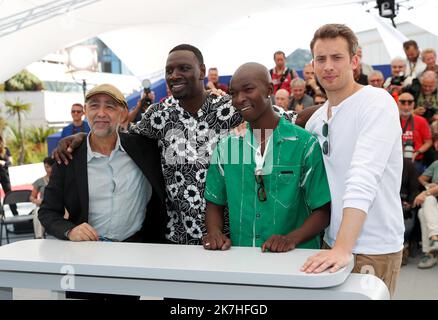 ©PHOTOPQR/NICE MATIN/Patrice Lapoirie ; Cannes ; 19/05/2022 ; (From L) Actor Bamar Kane, French director Mathieu Vadepied, French actor and comedian Omar Sy, actor Alassane Diong, French actor Jonas Bloquet and actor Alassane Sy pose during a photocall for the film 'Father And Soldier (Tirailleurs)' during the 75th edition of the Cannes Film Festival in Cannes, southern France, on May 19, 2022. Stock Photo