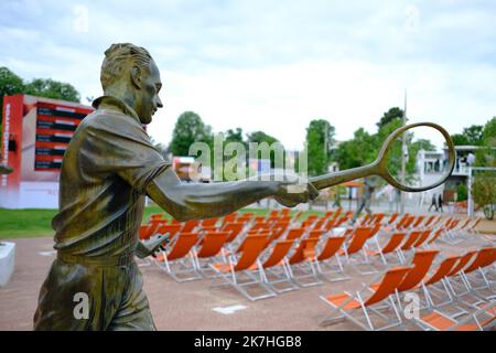 Thierry Larret / Maxppp. Tennis. Roland Garros 2022. Internationaux de France de tennis. Stade Roland Garros, Paris (75). Illustration statue des mousquetaires en bronze. Stock Photo