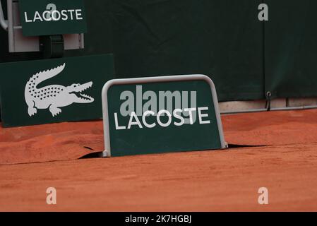 Thierry Larret / Maxppp. Tennis. Roland Garros 2022. Internationaux de France de tennis. Stade Roland Garros, Paris (75). Illustration panneau sponsor Lacoste Stock Photo