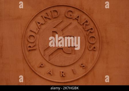 Thierry Larret / Maxppp. Tennis. Roland Garros 2022. Internationaux de France de tennis. Stade Roland Garros, Paris (75). Illustration logo mur en terre battue. Stock Photo