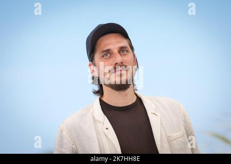 ©PHOTOPQR/LE PARISIEN/Fred Dugit ; Cannes ; 19/05/2022 ; Cuture / Cinéma Palais des festival à Cannes (06), le 19 mai 2022 Photocall du film LE OTTO MONTAGNE (LES HUIT MONTAGNES/THE EIGHT MONTAINS) [En Compétition] LUCA MARINELLI Acteur Photo LP / Fred Dugit - Cannes Film Festival - Photocall of the movie LE OTTO MONTAGNE  Stock Photo