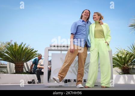 ©PHOTOPQR/LE PARISIEN/Fred Dugit ; Cannes ; 19/05/2022 ; Cuture / Cinéma Palais des festival à Cannes (06), le 19 mai 2022 Photocall du film LE OTTO MONTAGNE (LES HUIT MONTAGNES/THE EIGHT MONTAINS) [En Compétition] FELIX VAN GROENINGEN Réalisateur (Belgique) CHARLOTTE VANDERMEERSCH Réalisatrice (Belgique) Photo LP / Fred Dugit - Cannes Film Festival - Photocall of the movie LE OTTO MONTAGNE  Stock Photo