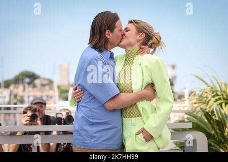 ©PHOTOPQR/LE PARISIEN/Fred Dugit ; Cannes ; 19/05/2022 ; Cuture / Cinéma Palais des festival à Cannes (06), le 19 mai 2022 Photocall du film LE OTTO MONTAGNE (LES HUIT MONTAGNES/THE EIGHT MONTAINS) [En Compétition] FELIX VAN GROENINGEN Réalisateur (Belgique) CHARLOTTE VANDERMEERSCH Réalisatrice (Belgique) Photo LP / Fred Dugit - Cannes Film Festival - Photocall of the movie LE OTTO MONTAGNE  Stock Photo