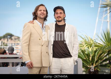 ©PHOTOPQR/LE PARISIEN/Fred Dugit ; Cannes ; 19/05/2022 ; Cuture / Cinéma Palais des festival à Cannes (06), le 19 mai 2022 Photocall du film LE OTTO MONTAGNE (LES HUIT MONTAGNES/THE EIGHT MONTAINS) [En Compétition] ALESSANDRO BORGHI Acteur LUCA MARINELLI Acteur Photo LP / Fred Dugit - Cannes Film Festival - Photocall of the movie LE OTTO MONTAGNE  Stock Photo